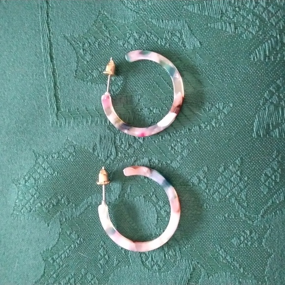 🔴3/$25 COLORFUL LIGHTWEIGHT HOOP EARRINGS NEW - Picture 2 of 3